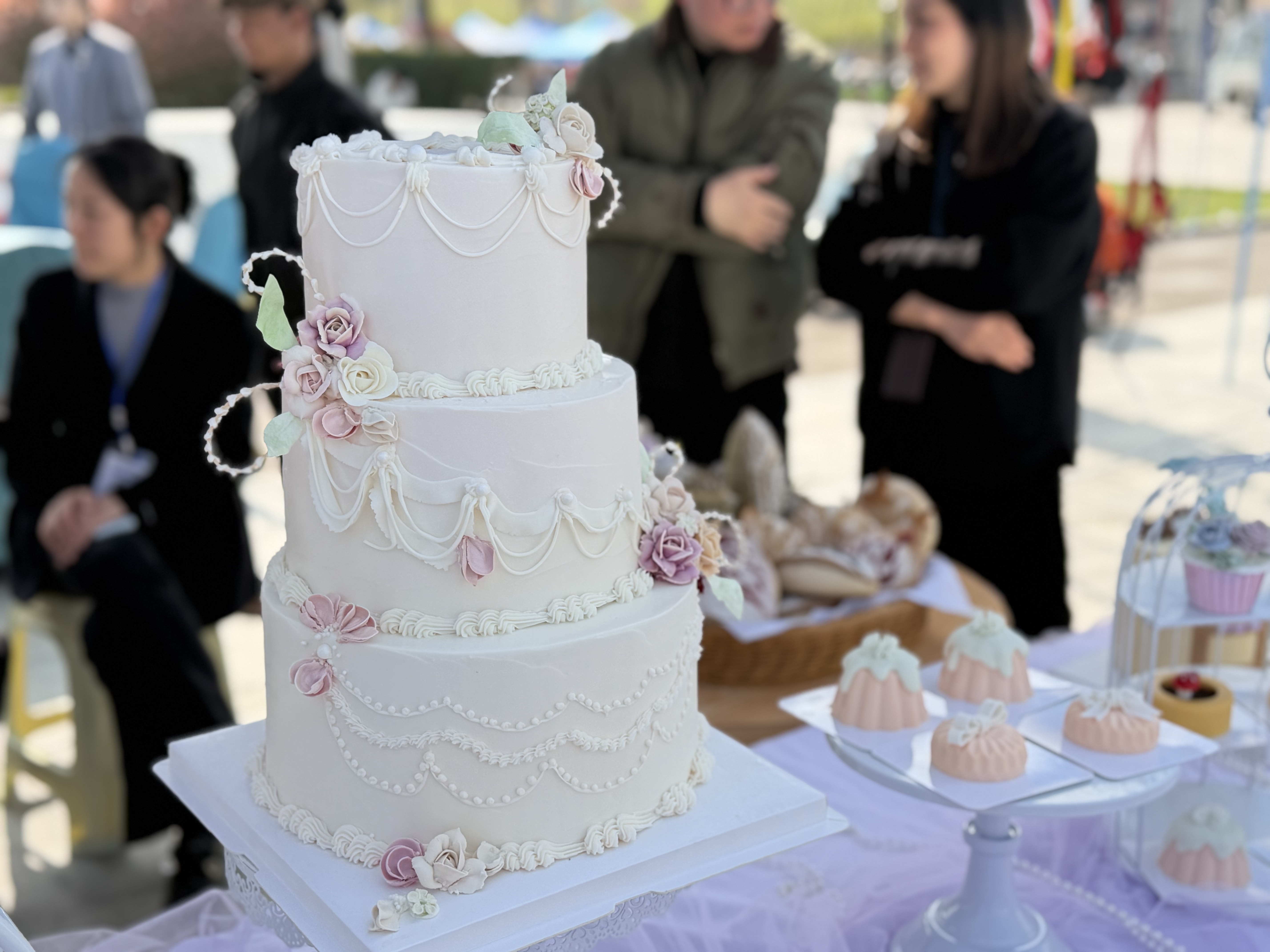 翻糖与韩式裱花演绎甜蜜艺术——职教周中西面点工艺专业展示(图3)