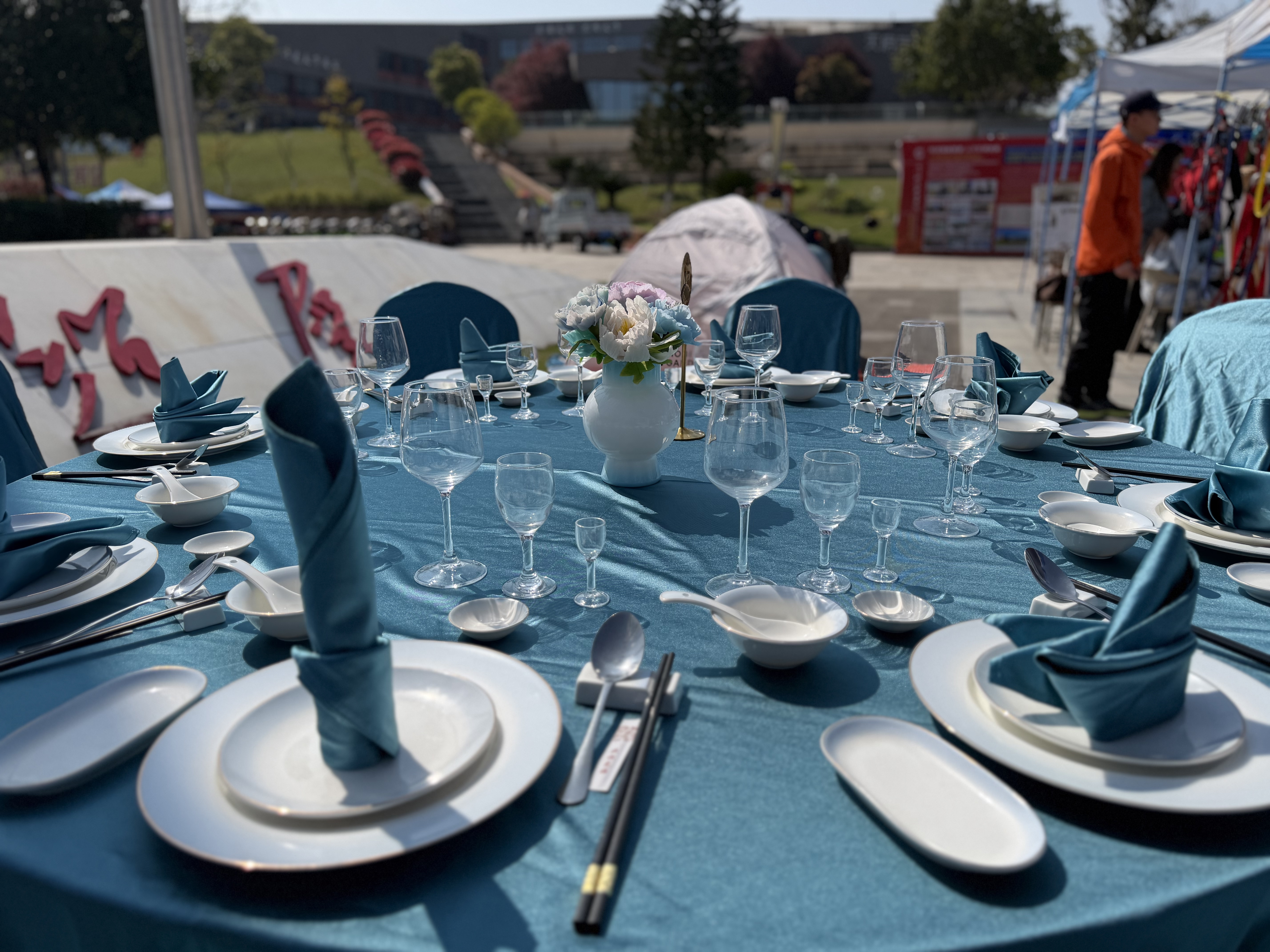 中式摆台彰显文化底蕴——职教周酒店管理与数字化运营专业展示(图1)